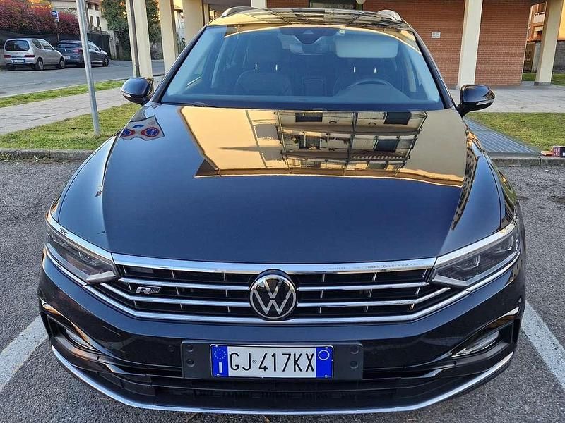 Usata VW Passat R-line 150 CV (110 kW) 2022 Nero Station wagon