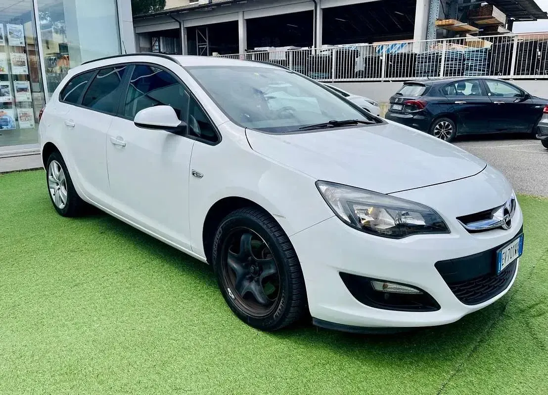 Usata Opel Astra 110 CV (80 kW) 2014 Bianco Station wagon