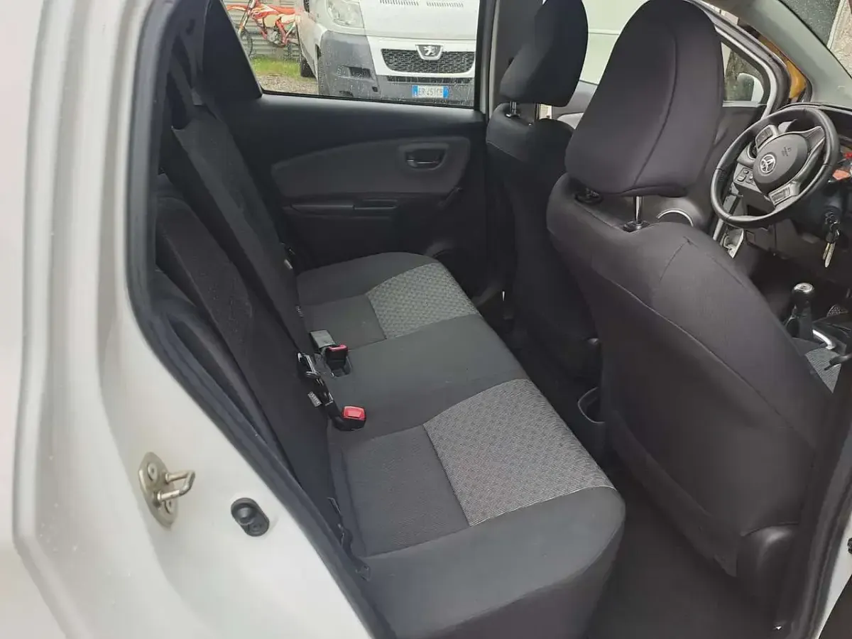 Usata Toyota Yaris Active 69 CV (50 kW) 2015 Bianco Utilitaria