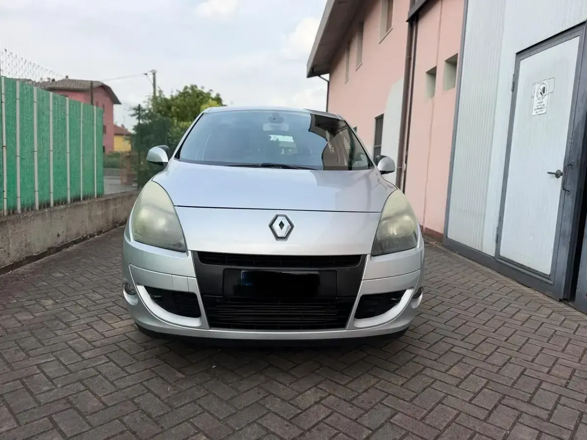 Usata Renault Scénic III Luxe 110 CV (80 kW) 2011 Argento Monovolume