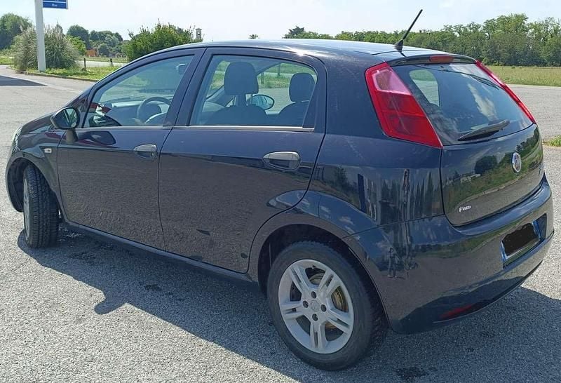 Usata Fiat Punto Dynamic 65 CV (47 kW) 2010 Blu/azzurro Utilitaria