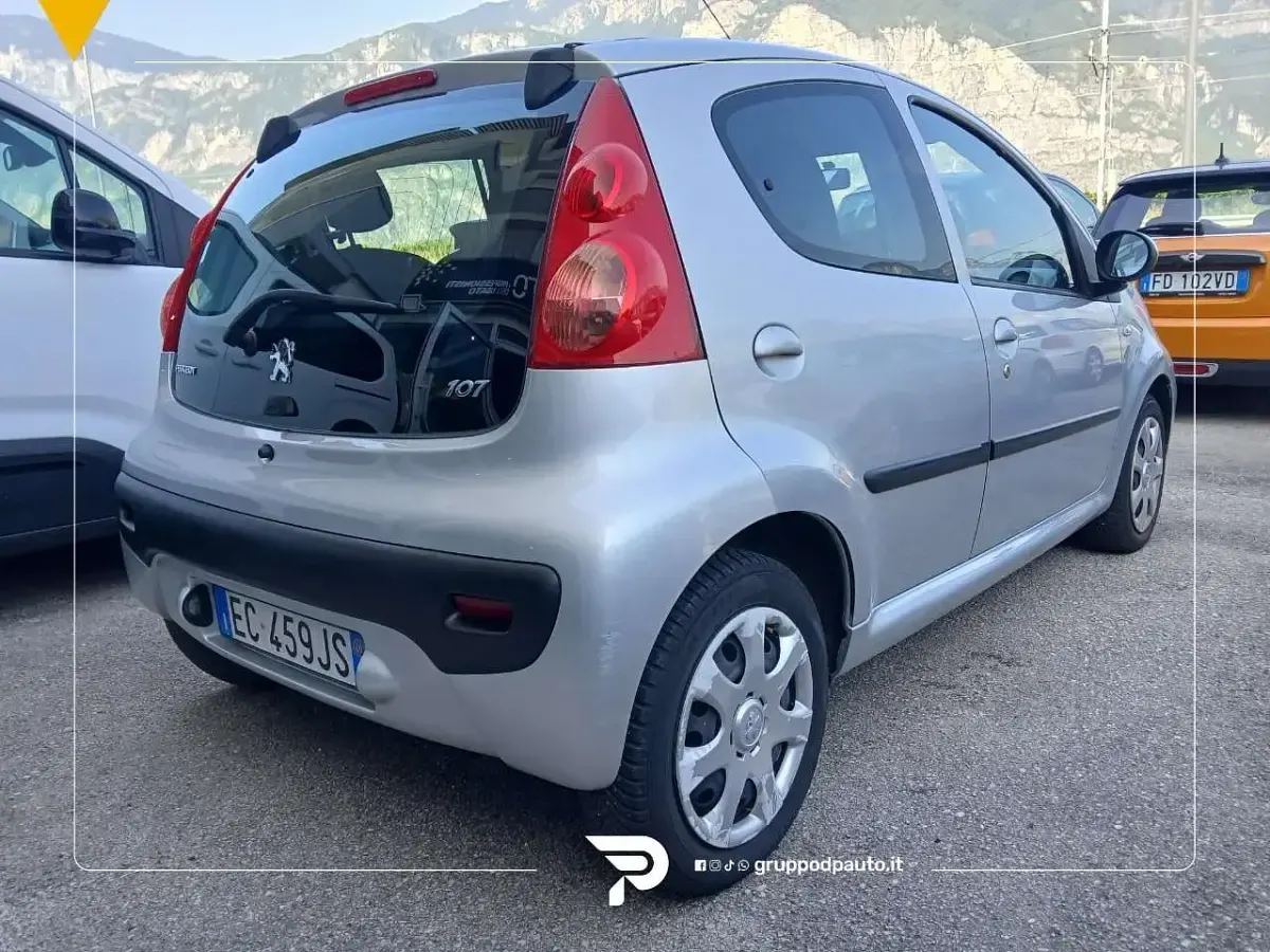Usata Peugeot 107 Active 68 CV (50 kW) 2010 Argento Utilitaria