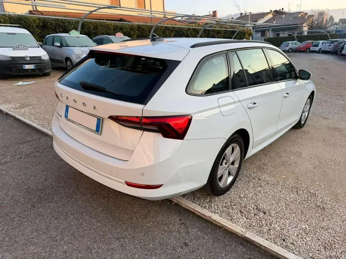 Usata Skoda Octavia Executive 116 CV (85 kW) 2022 Bianco Station wagon