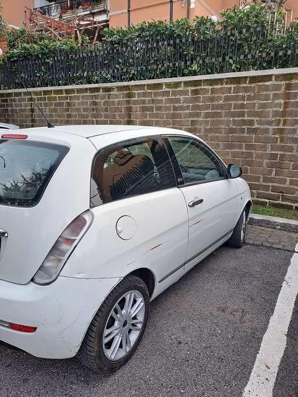 Usata Lancia Ypsilon 69 CV (50 kW) 2012 Bianco Utilitaria