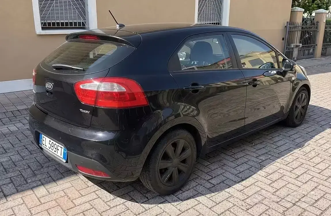 Usata Kia Rio 85 CV (62 kW) 2011 Nero Berlina