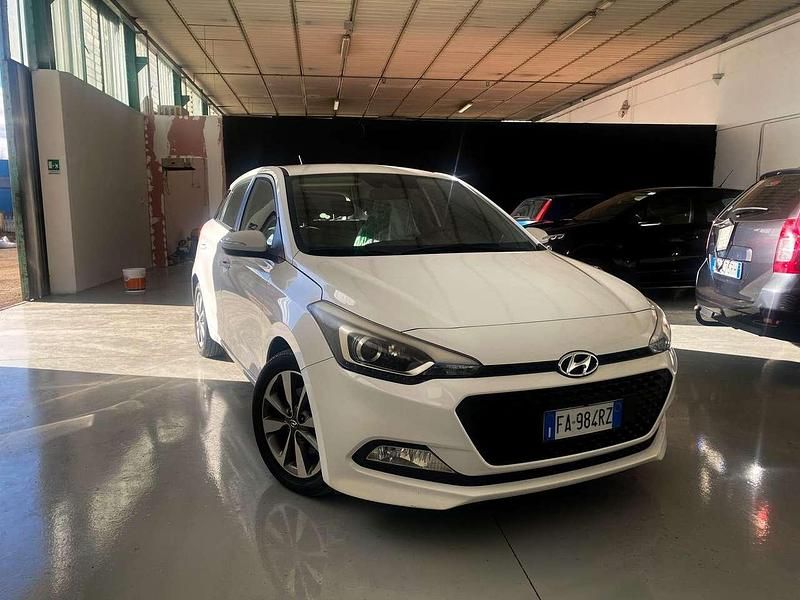 Usata Hyundai i20 Style 75 CV (55 kW) 2015 Bianco Utilitaria