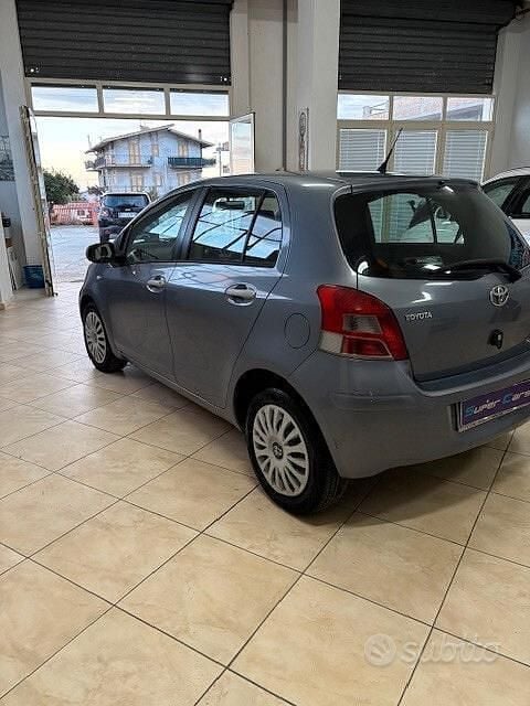 Usata Toyota Yaris Sol 89 CV (65 kW) 2010 Grigio Berlina