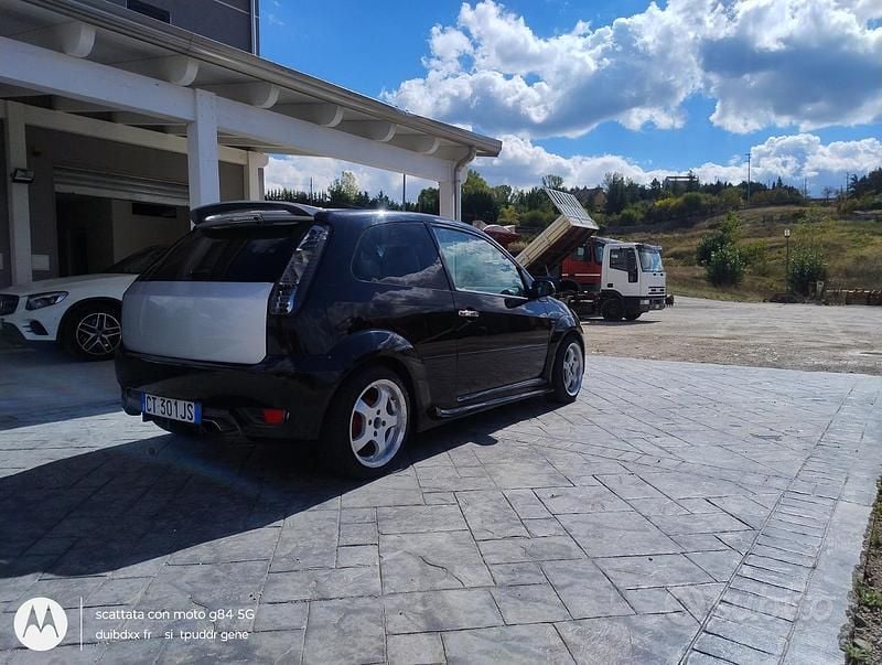Usata Ford Fiesta S 90 CV (66 kW) 2005 Nero Utilitaria