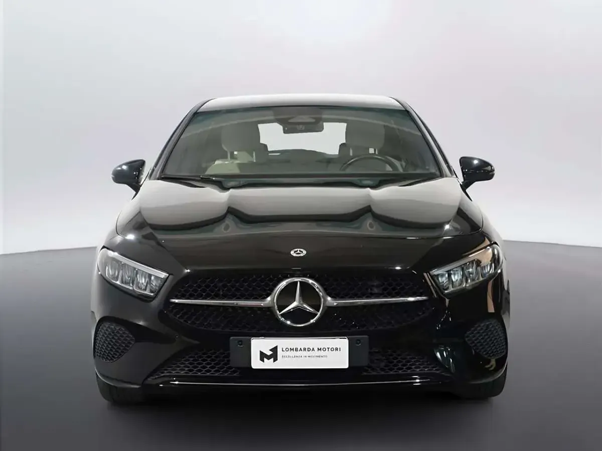 Usata Mercedes A180 AMG Line Premium Plus 116 CV (85 kW) 2023 Nero metallizzato Berlina