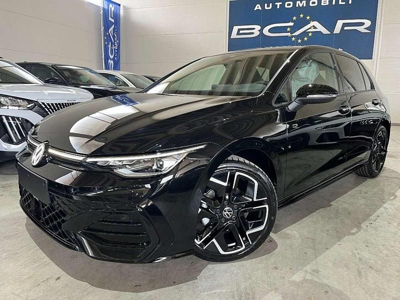 Nero Nuova 2025 VW Golf VIII R-line Plus Tre volumi | 33.990 € (Buon prezzo) - Immagine 1/4