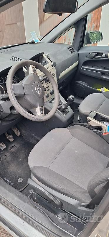 Usata Opel Zafira 2008 Grigio Monovolume
