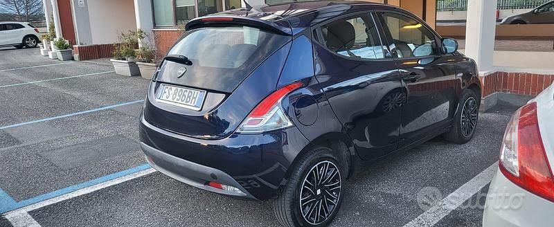 Usata Lancia Ypsilon 69 CV (50 kW) 2018 Blu Utilitaria