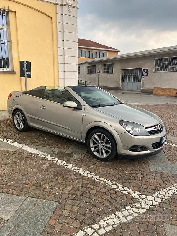 Usata Opel Astra Cabriolet 116 CV (85 kW) 2006 Grigio Cabrio