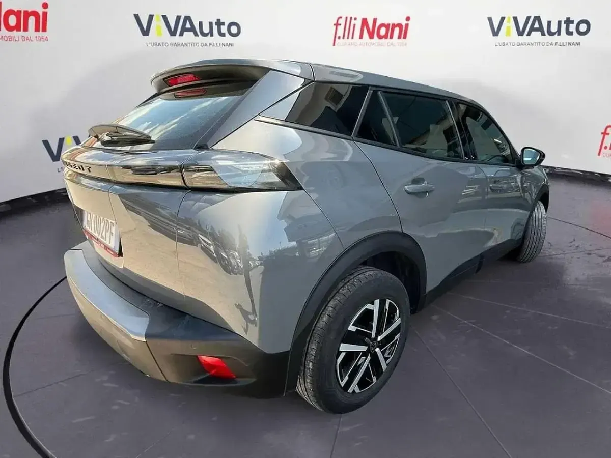 Usado Peugeot 2008 Active 102 HP (75 kW) 2023 Cinzento SUV