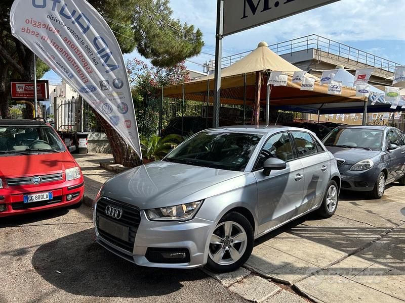 Grigio Usata 2015 Audi A1 Sportback Due volumi | 10.499 € (Buon prezzo) - Immagine 1/4