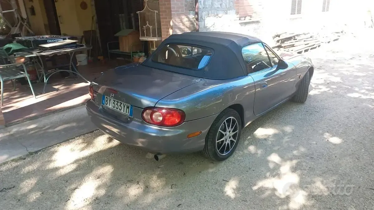 Usata Mazda MX5 110 CV (80 kW) 2001 Grigio Cabrio