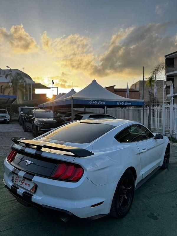 Usata Ford Mustang Fastback 317 CV (233 kW) 2018 Bianco Coupé