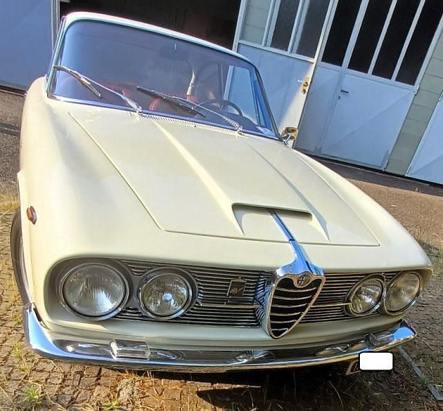 Usata Alfa Romeo 2600 Sprint 144 CV (105 kW) 1963 Beige