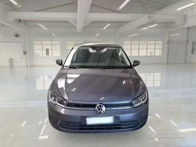 Usata VW Polo Life 95 CV (69 kW) 2023 Grigio Utilitaria