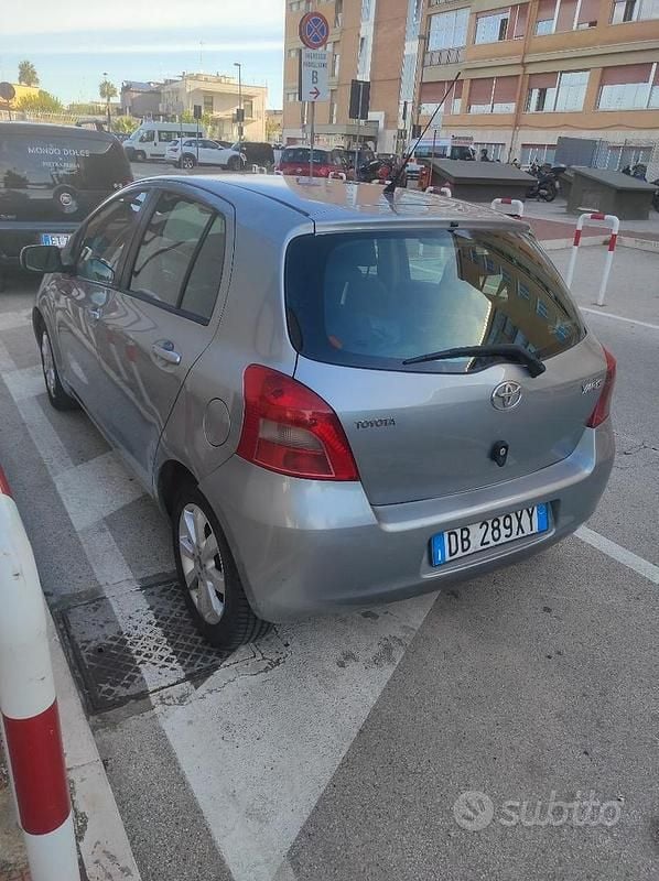 Usado Toyota Yaris 90 CV (66 kW) 2016 Gris Berlina