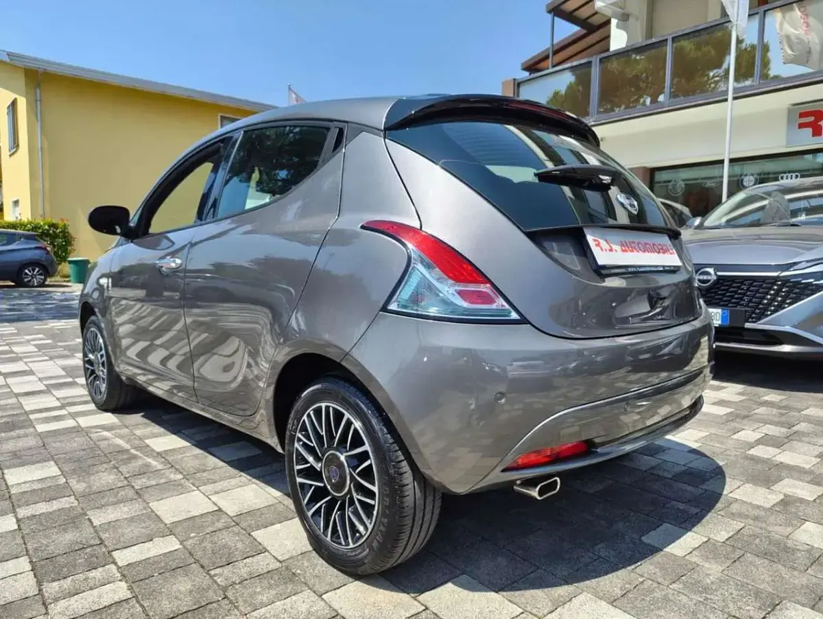 Usata Lancia Ypsilon S 69 CV (50 kW) 2024 Grigio scuro Utilitaria