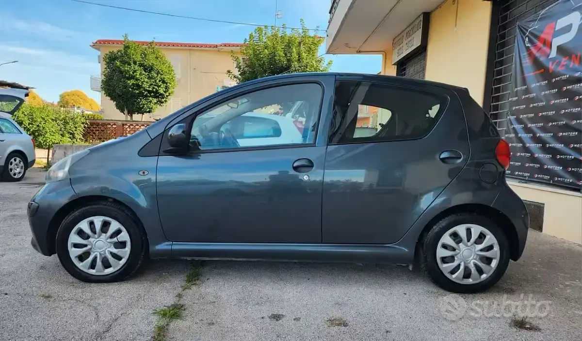 Usata Toyota Aygo Sol 68 CV (50 kW) 2008 Grigio Utilitaria