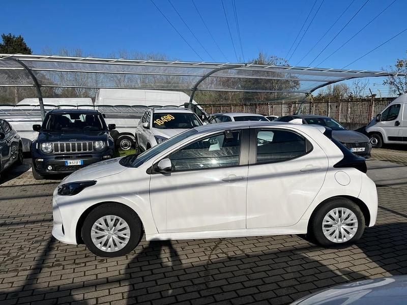 Usata Toyota Yaris Hybrid Business Edition 73 CV (53 kW) 2023 Bianco Utilitaria
