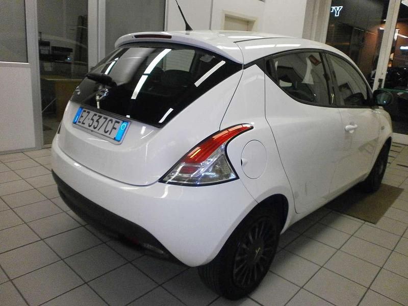 Usata Lancia Ypsilon 69 CV (50 kW) 2015 Bianco Utilitaria