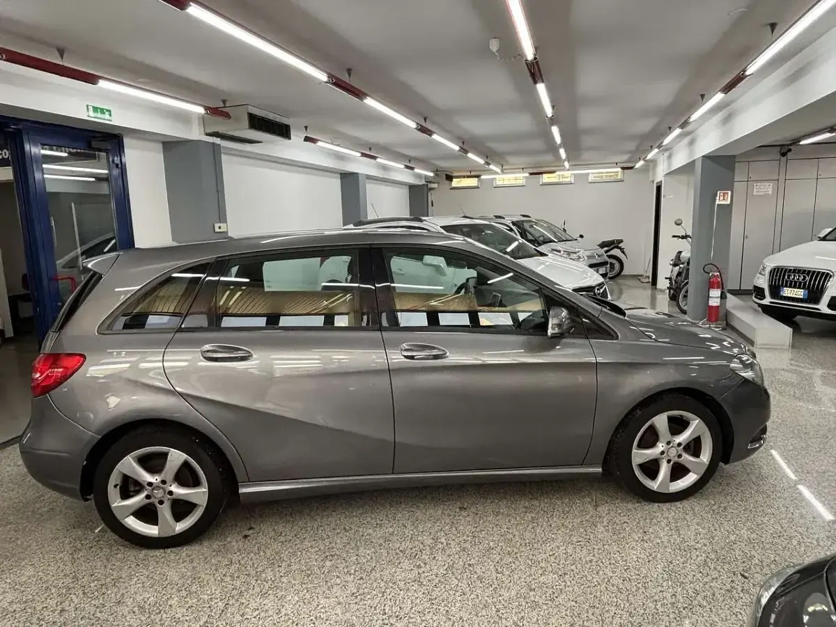 Usata Mercedes B180 Executive 122 CV (89 kW) 2012 Grigio Utilitaria