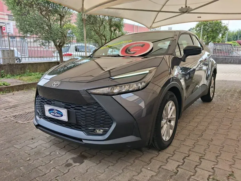 Usata Toyota C-HR Active 98 CV (72 kW) 2024 Metallizzato  grigio scuro SUV