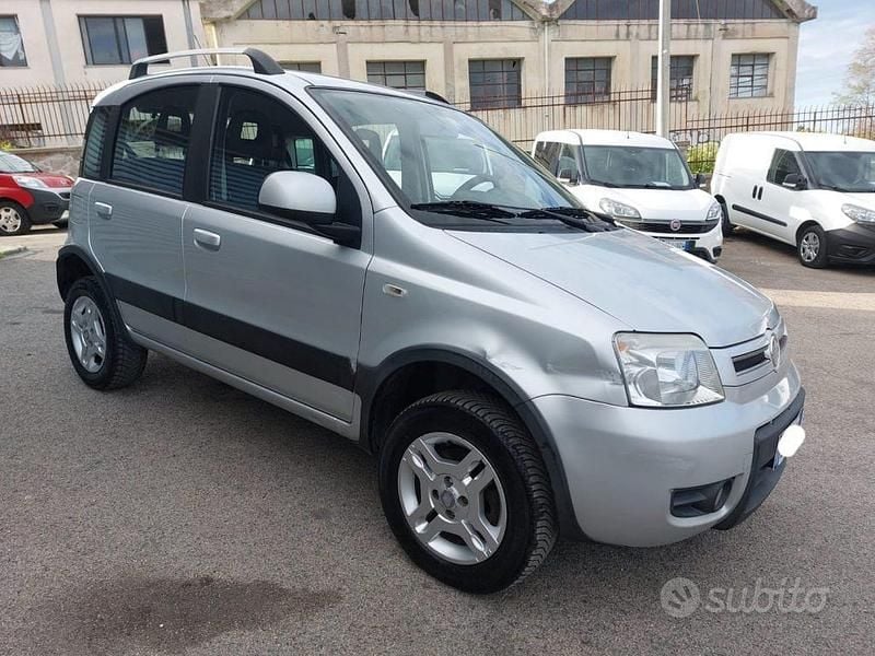 Usata Fiat Panda 4x4 Climbing 75 CV (55 kW) 2011 Grigio Utilitaria