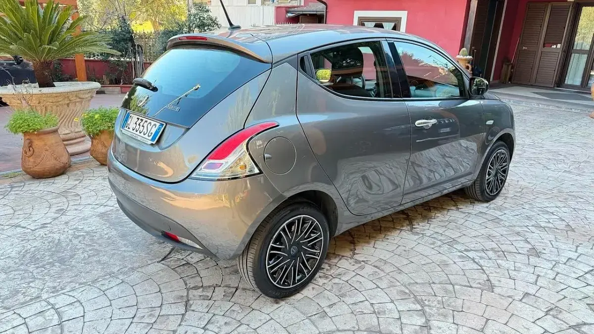 Usata Lancia Ypsilon S 69 CV (50 kW) 2022 Grigio Utilitaria