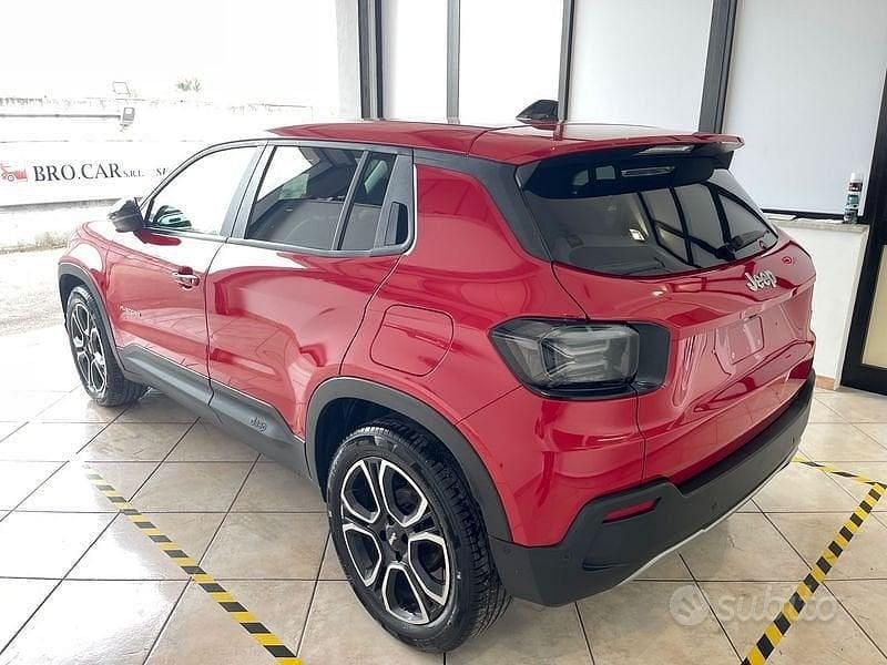 Begagnad Jeep Avenger Summit 101 HK (74 kW) 2023 Röd SUV