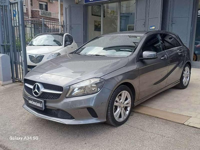 Usata Mercedes A180 109 CV (80 kW) 2015 Grigio Berlina