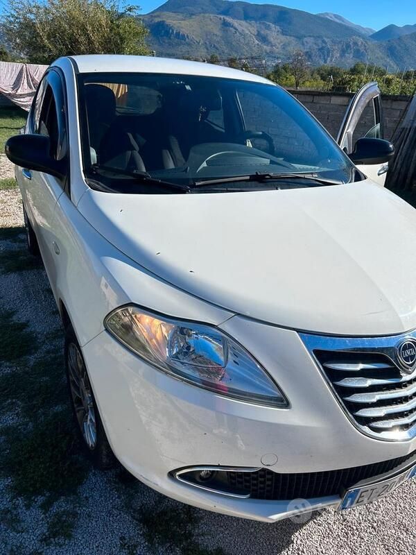 Usata Lancia Ypsilon Gold 80 CV (58 kW) 2014 Bianco Utilitaria
