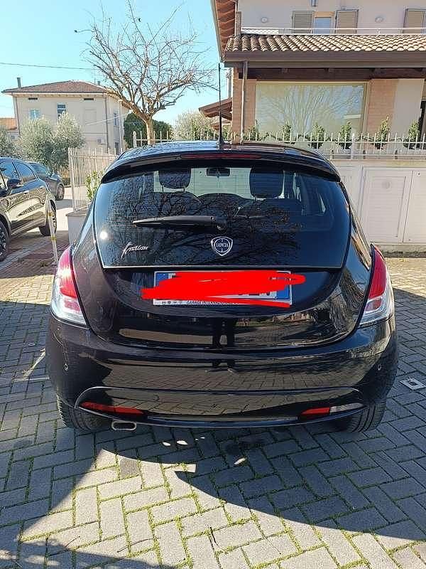 Usata Lancia Ypsilon Gold 69 CV (50 kW) 2018 Nero Utilitaria