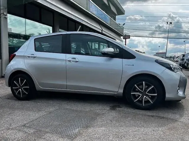 Usata Toyota Yaris Hybrid Active 75 CV (55 kW) 2015 Grigio Berlina