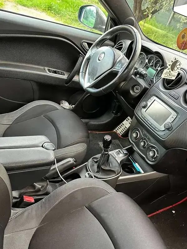 Second-hand Alfa Romeo MiTo Distinctive 84 CP (61 kW) 2014 Negru Hatchback