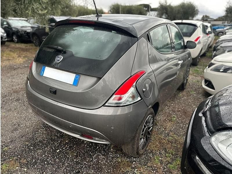 Begagnad Lancia Ypsilon S 70 HK (51 kW) 2024 Grå Halvkombi
