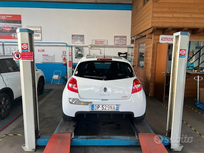 Usato 2008 Renault Clio III 2.0 Benzin 200 CV (26.000 €)