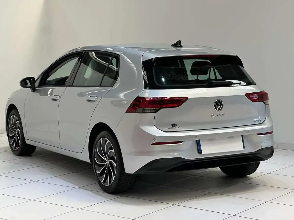 Usata VW Golf VIII Life 131 CV (96 kW) 2022 Argento Berlina