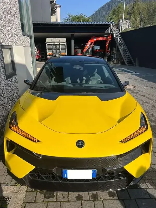 Usata Lotus Eletre 675 kW (918 CV) 2023 Giallo SUV