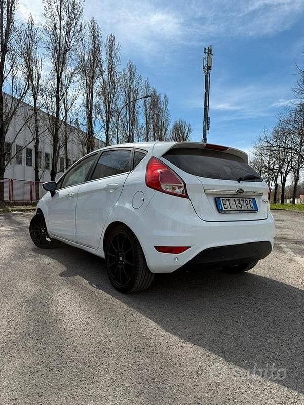 Usata Ford Fiesta Titanium 75 CV (55 kW) 2014 Bianco Utilitaria