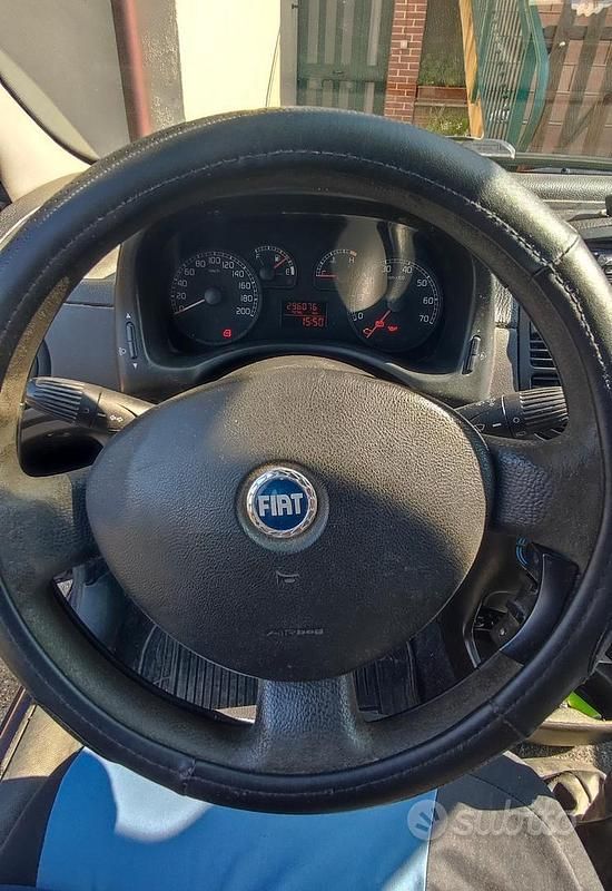 Usata Fiat Punto 69 CV (50 kW) 2004 Blu Utilitaria