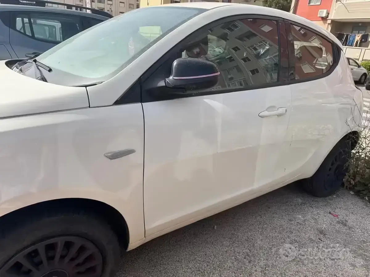 Begagnad Lancia Ypsilon 80 HK (58 kW) 2014 Halvkombi