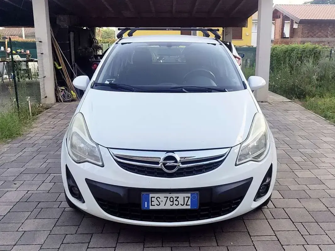 Usata Opel Corsa Edition 65 CV (47 kW) 2013 Bianco Utilitaria