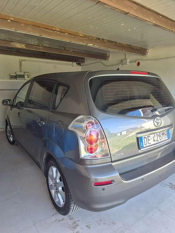 Usata Toyota Corolla Verso 136 CV (100 kW) 2006 Grigio Monovolume