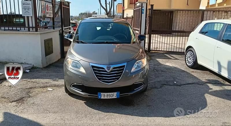 Usata Lancia Ypsilon Gold 69 CV (50 kW) 2015 Grigio Utilitaria