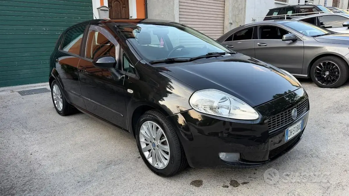 Usata Fiat Grande Punto Emotion 95 CV (69 kW) 2007 Nero Utilitaria