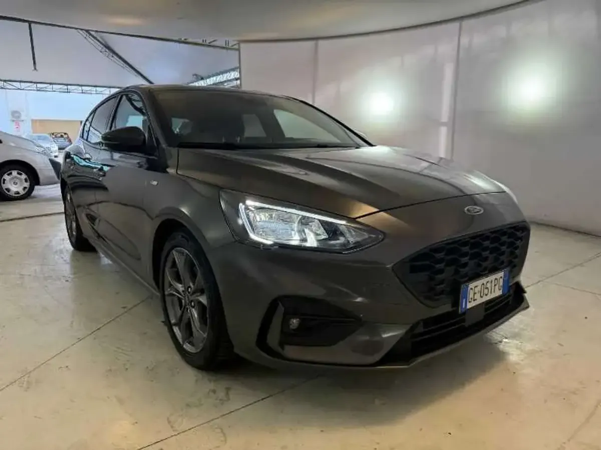 Usata Ford Focus ST-Line 120 CV (88 kW) 2021 Dark metal grey Berlina